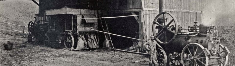 Fotografie einer der letzten Dampfmaschinen auf dem auf dem Rütihard-Hof in der Schweiz (1940).