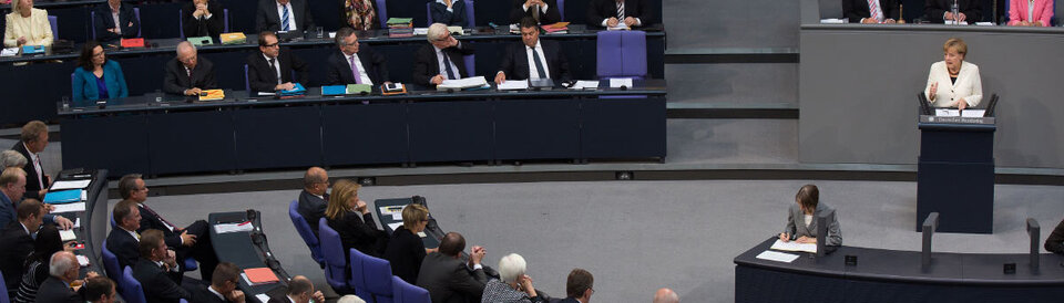 Bundeskanzlerin Angela Merkel bei einer Debatte im Plenarsaal des Deutschen Bundestages, links die Bank der Bundesregierung, 2014.
