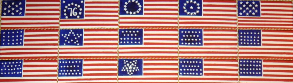 Dieses Ölgemälde zeigt eine Auswahl von historischen Varianten der Nationalflaggen der USA seit 1777.