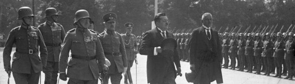 Friedrich Ebert (mit Zylinder in der Hand) und Generäle vor einer Ehrenkompanie bei der Verfassungsfeier 1923.