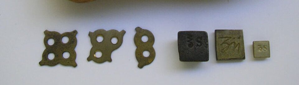 Untere Reihe: 2 Skrupel, 1 Drachme, 1 Skrupel, 4 Drachmen, 2 Drachmen, 1/2 Drachme. Focke-Museum Bremen.