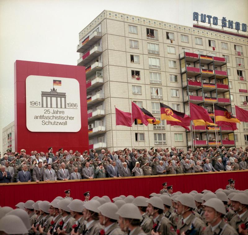 DDR-Parade zum Mauerbau-Jubiläum 1986.
